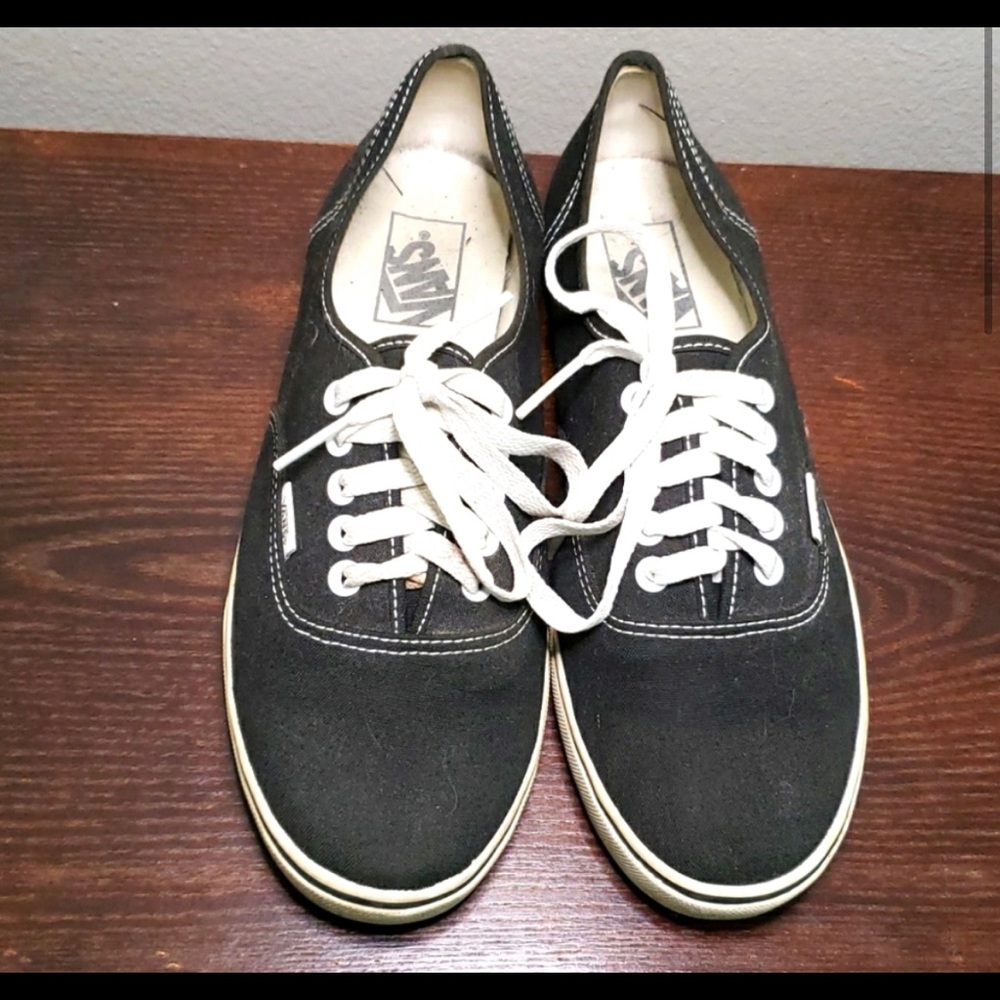 CLASSIC VANS BLACK ON WHITE CANVAS LACE UP SNEAKERS SIZE 9.5